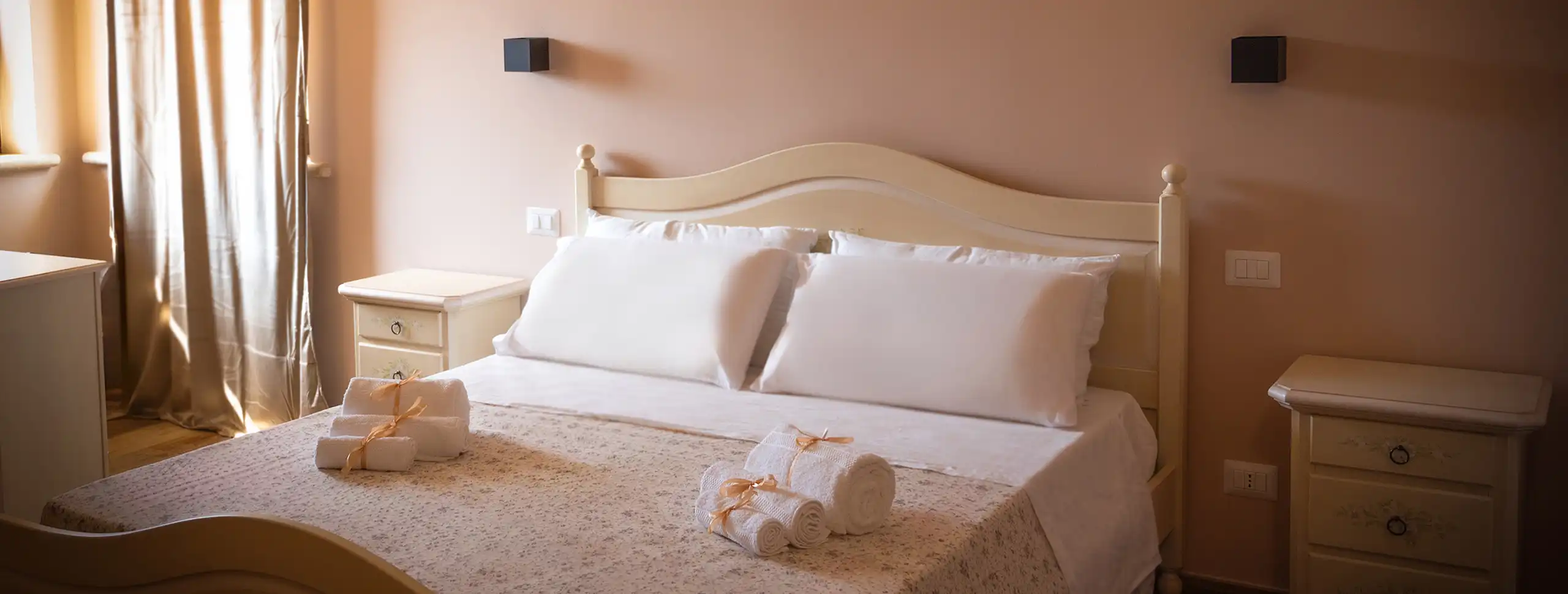 letto camera matrimoniale zen dell'agriturismo tenuta santa barbara a Vico del Lazio
