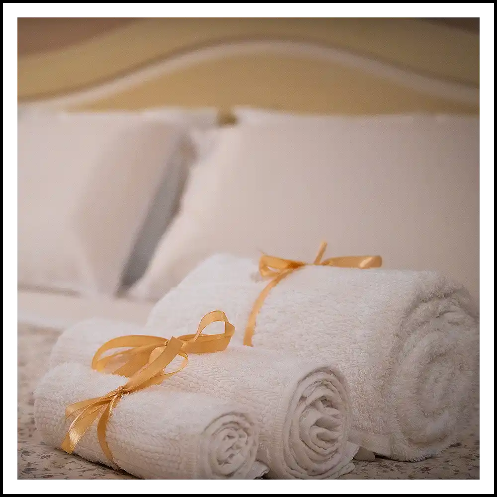 asciugamani piegati sul letto matrimoniale dell'agriturismo tenuta santa barbara